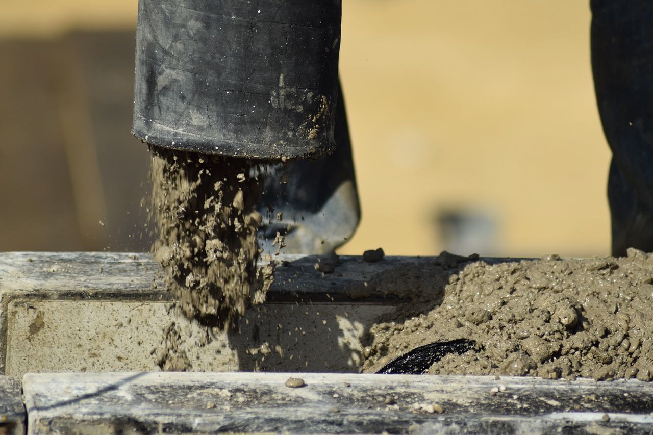 Betonfundament für Zäune gießen