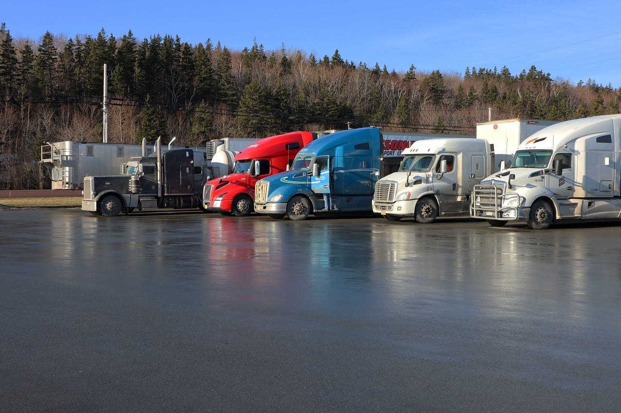 Lieferwagen dienen zum Transport der Zäune