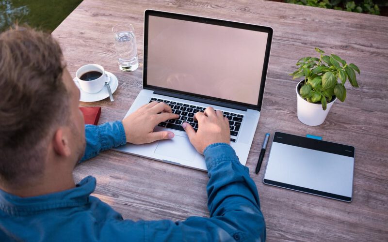 Zunächst recherchiert man das Website