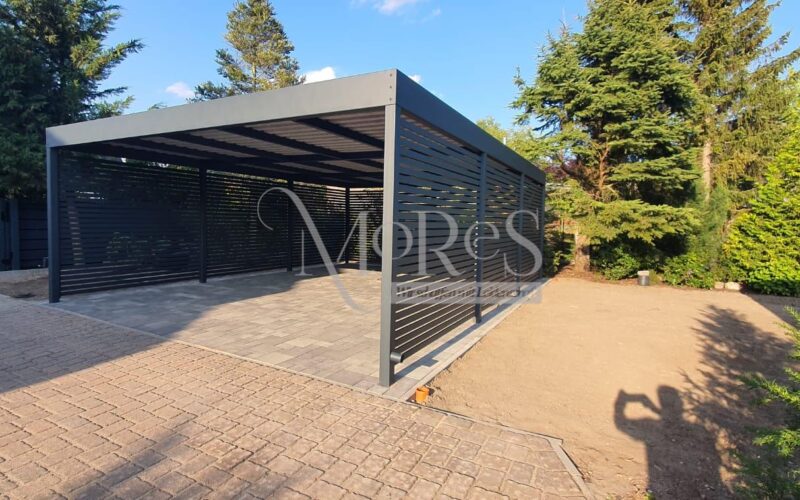 Carport mit Modern-Metallzaun als Seitenverkleidung